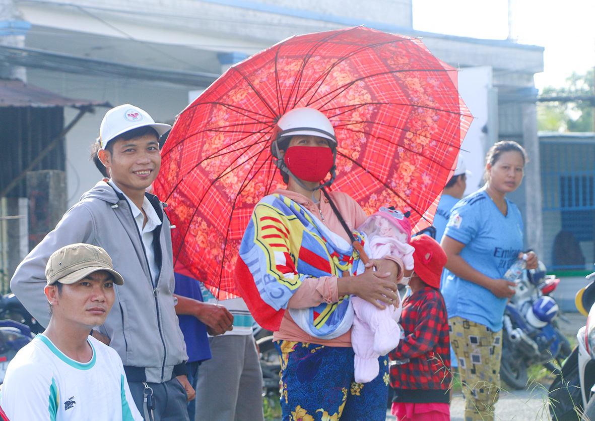 Khán giả cổ vũ đội nhà xã Minh Thuận.